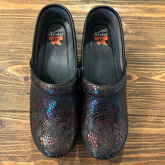 Dansko XP metallic red and black embossed snakeskin print clogs - Picture 2 of 5